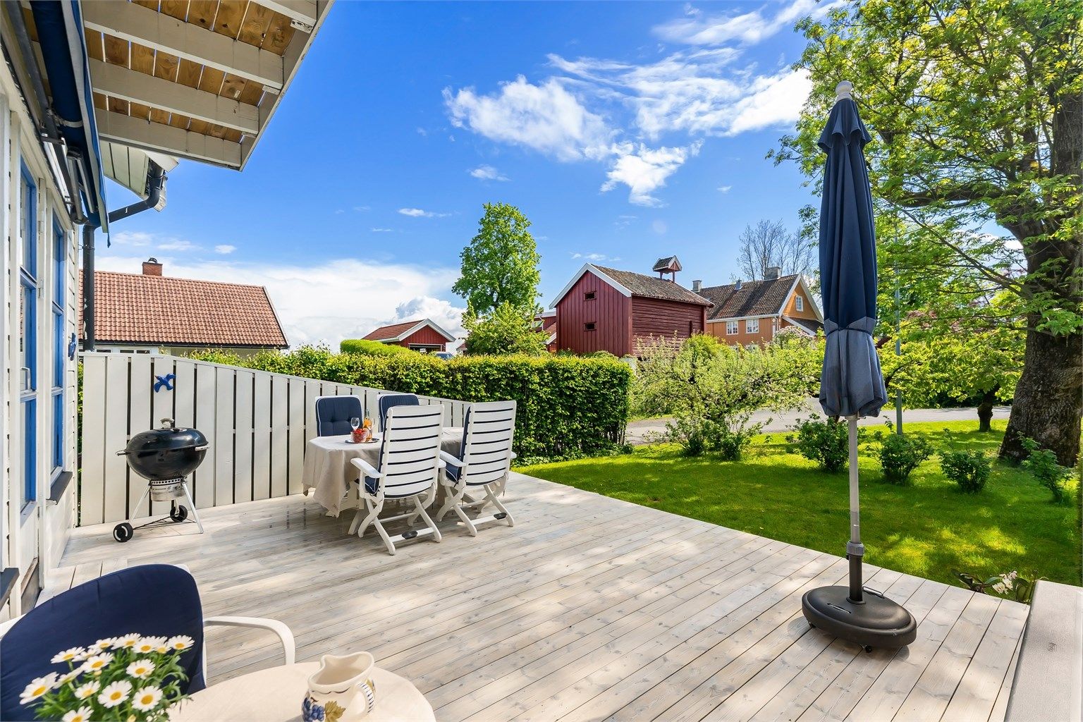 Terrassen har god plass til både spisebord og grill, og er et naturlig samlingspunkt i sommerhalvåret.