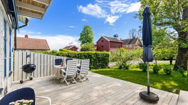 Terrassen har god plass til både spisebord og grill, og er et naturlig samlingspunkt i sommerhalvåret.
