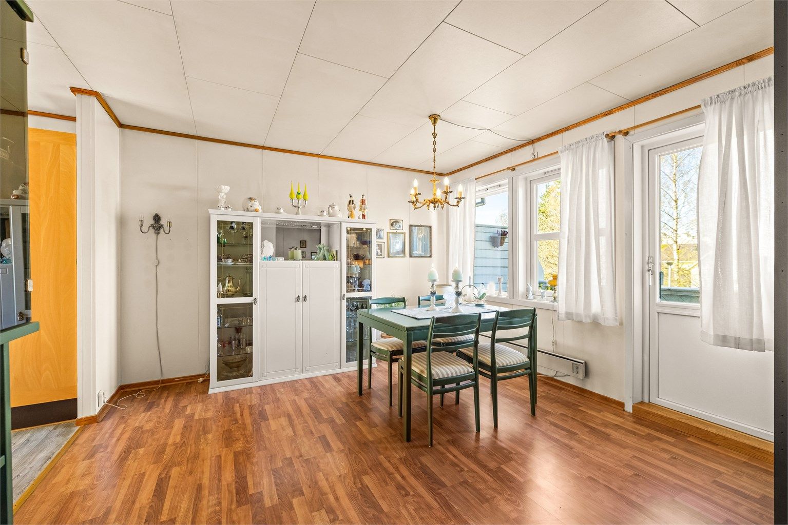 Fra spisestuen er det utgang til balkongen. Vinduer og balkongdør er fra 2017. 