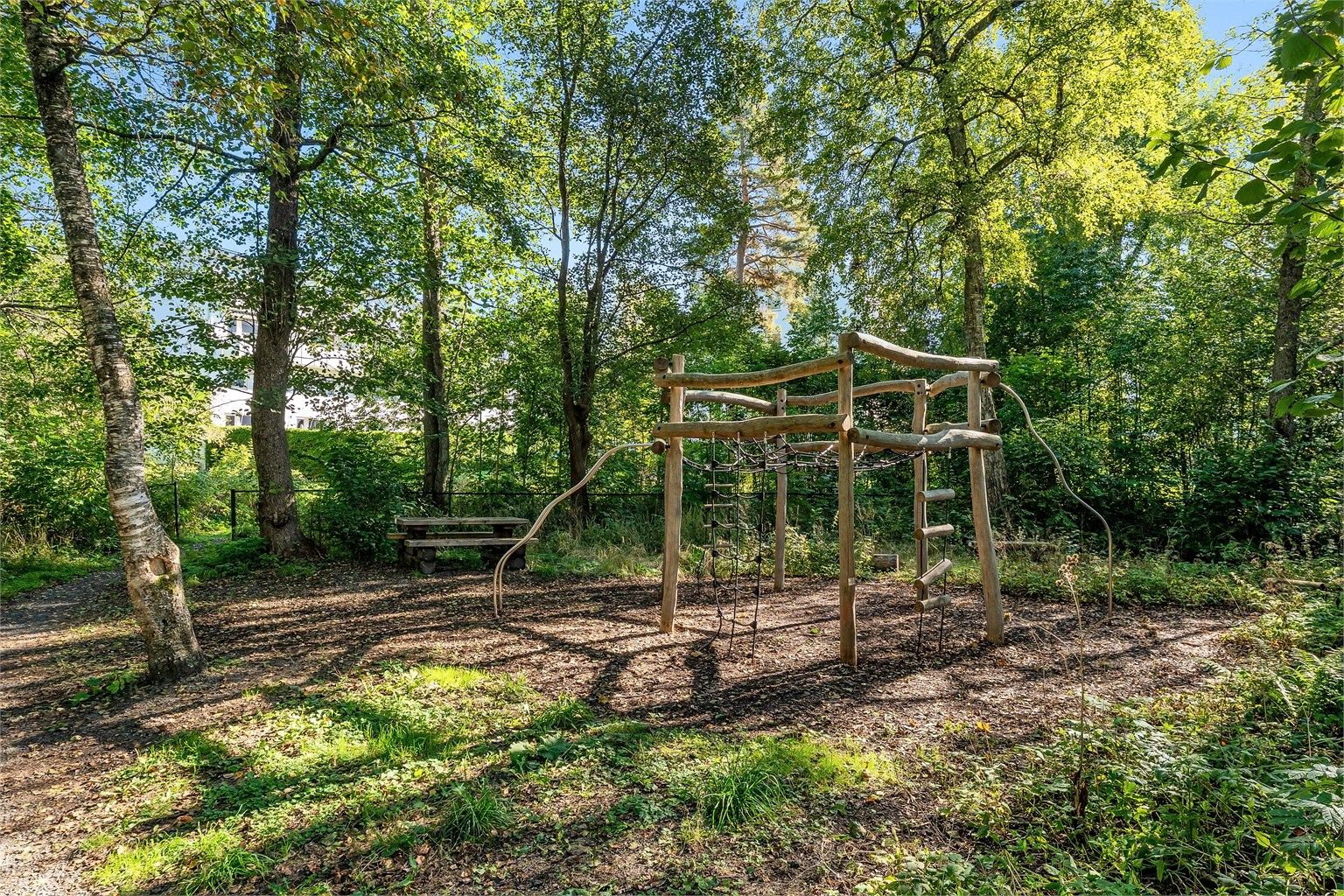 Fellesområdene er pent opparbeidet med blant annet lekeapparater.