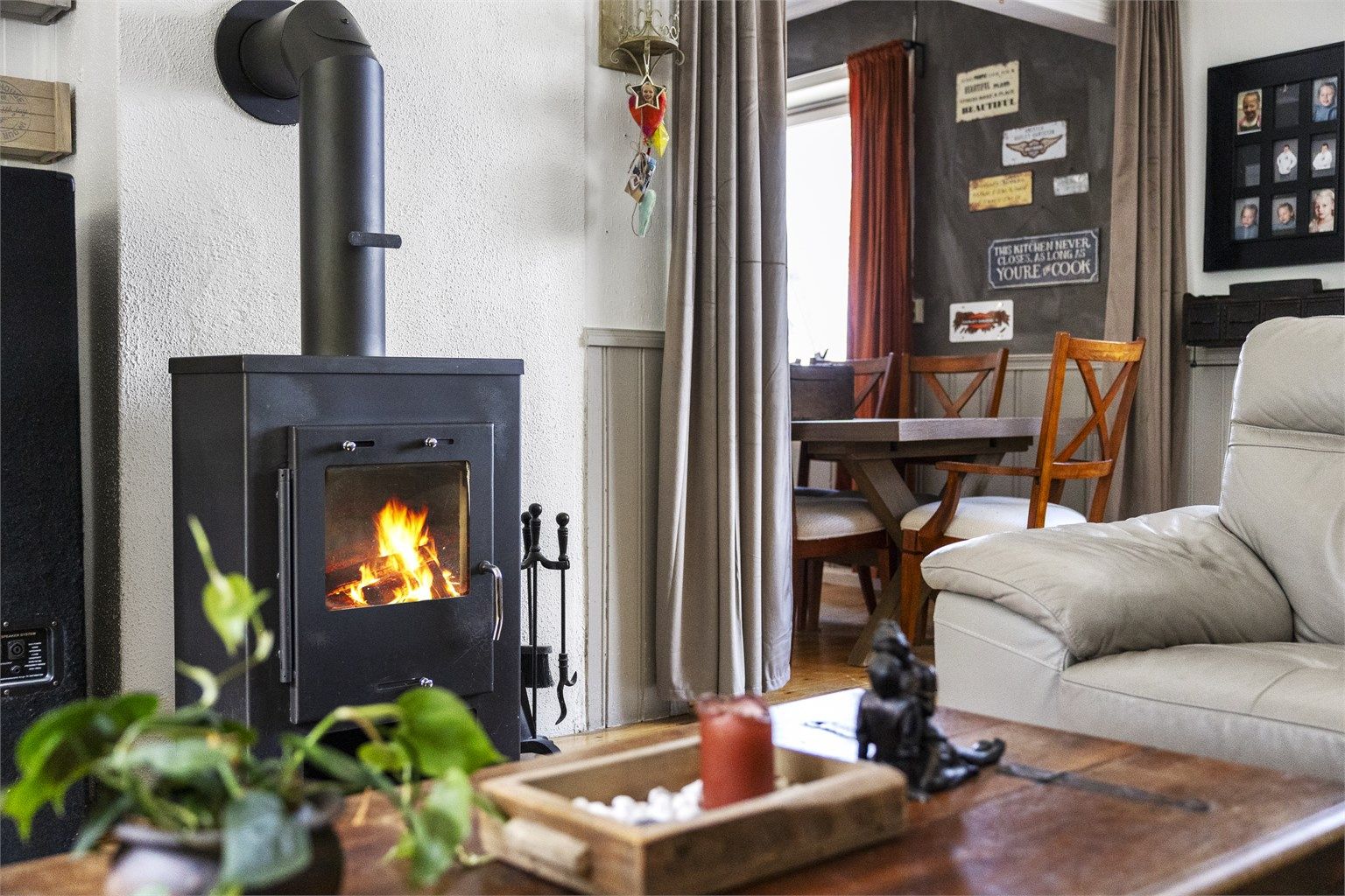 I stuen er det en  peis som gir både varme og hygge. 