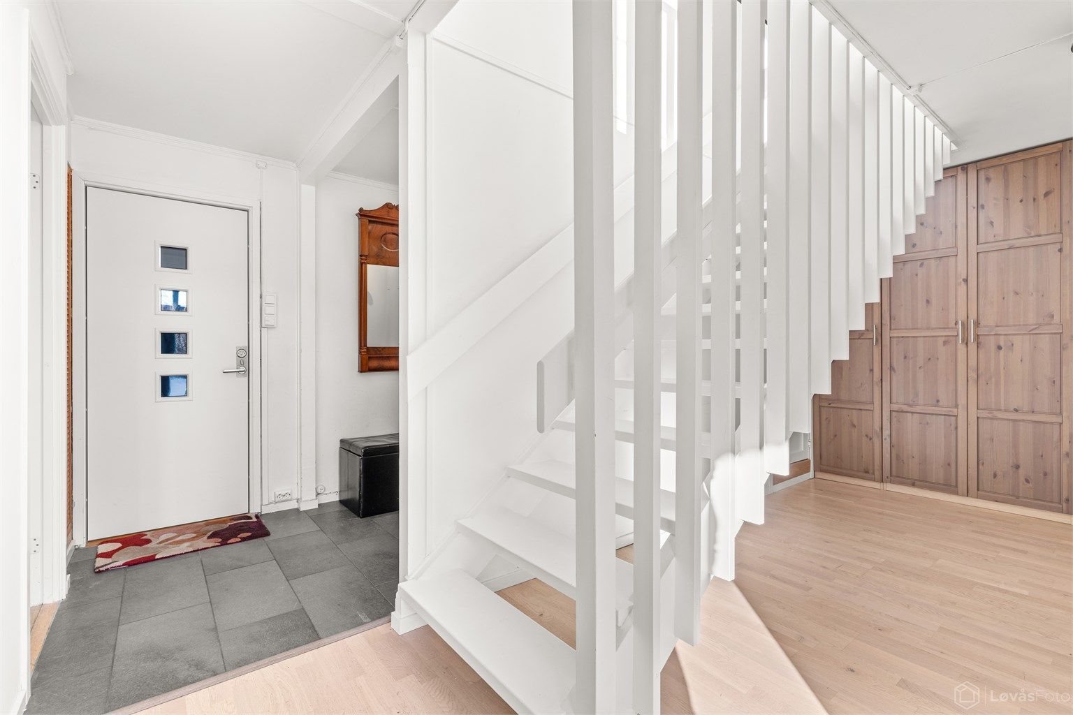 Fra gangen leder trappen deg opp til den sosiale sonen i andre etasje.