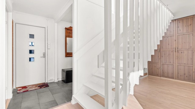 Fra gangen leder trappen deg opp til den sosiale sonen i andre etasje.