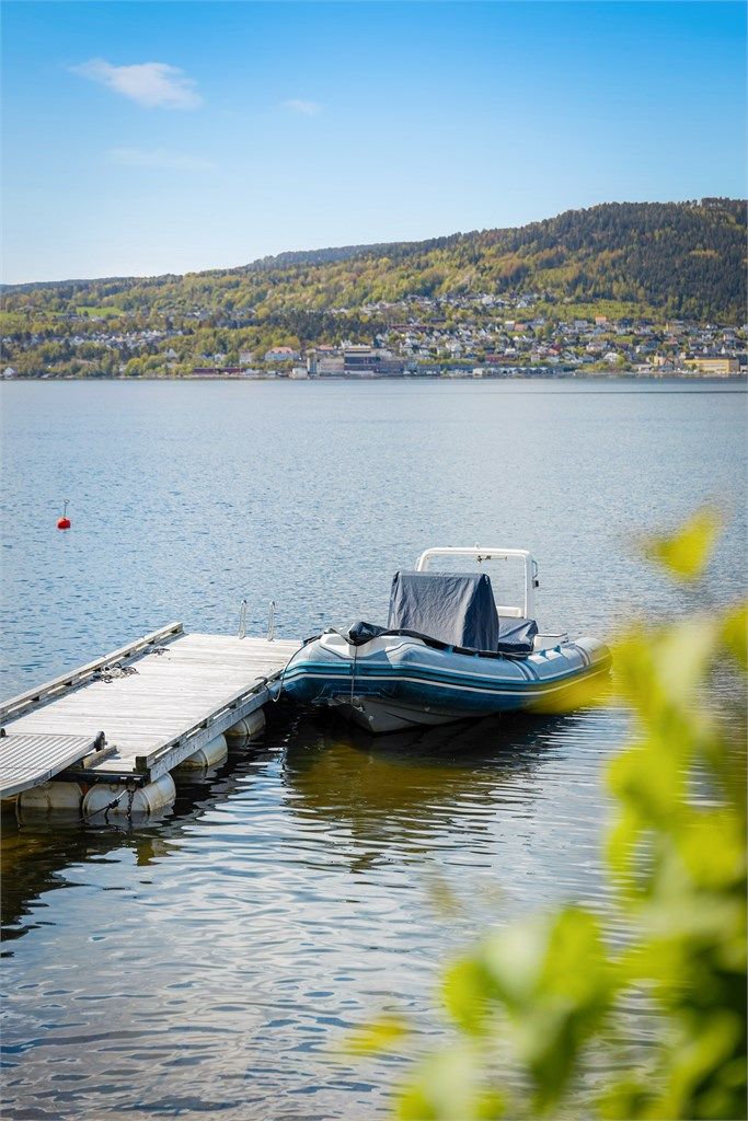 Praktisk brygge på 22 kvm (foranket del og flytebrygge - ikke byggemeldt).