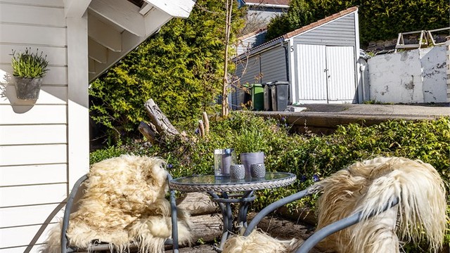 På terrasseplattingen utenfor inngangsdøren kan man nyte en kaffekopp i morgensola