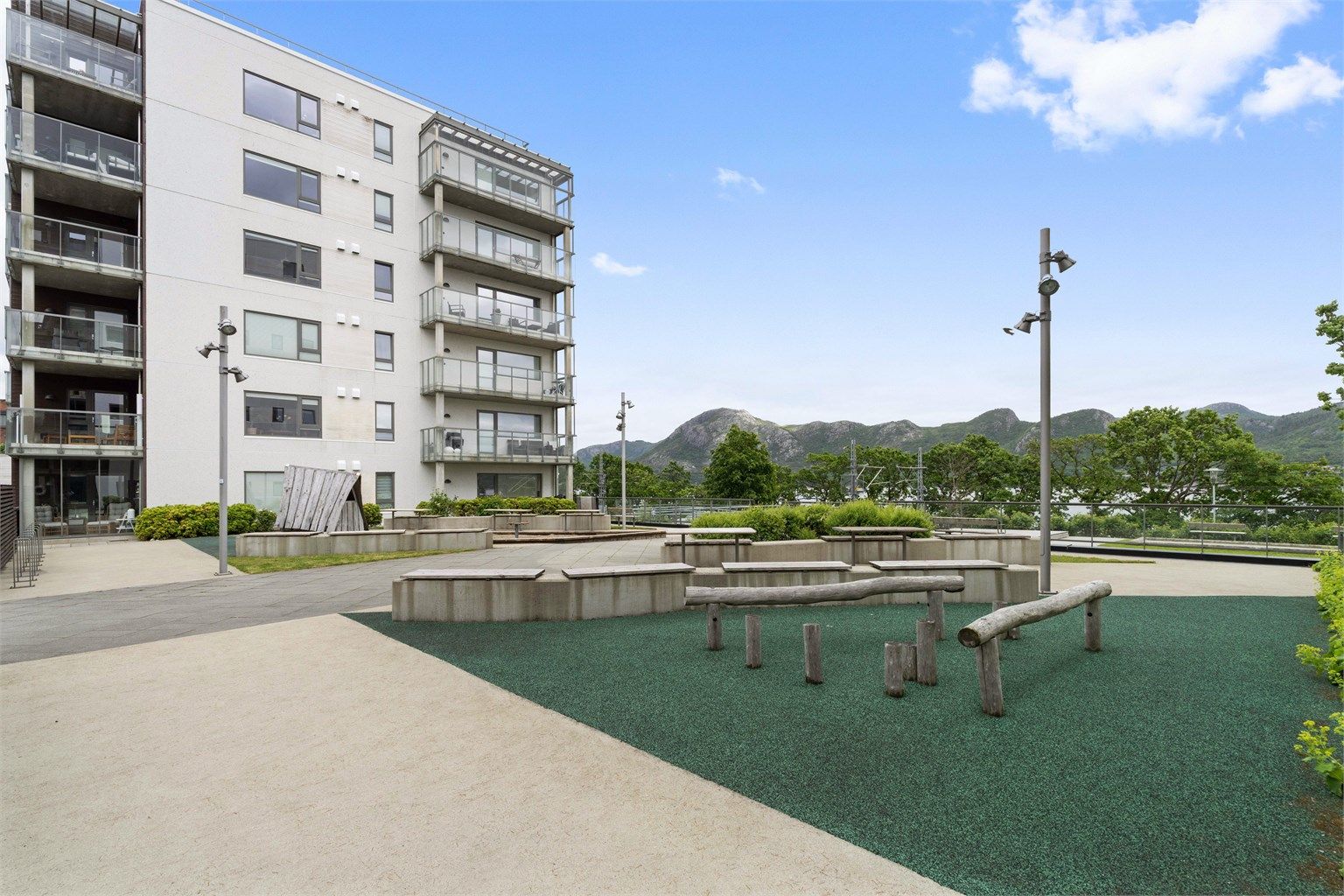 Nærområdet byr på lekeplasser og grøntområder.