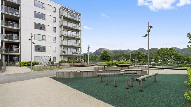 Nærområdet byr på lekeplasser og grøntområder.