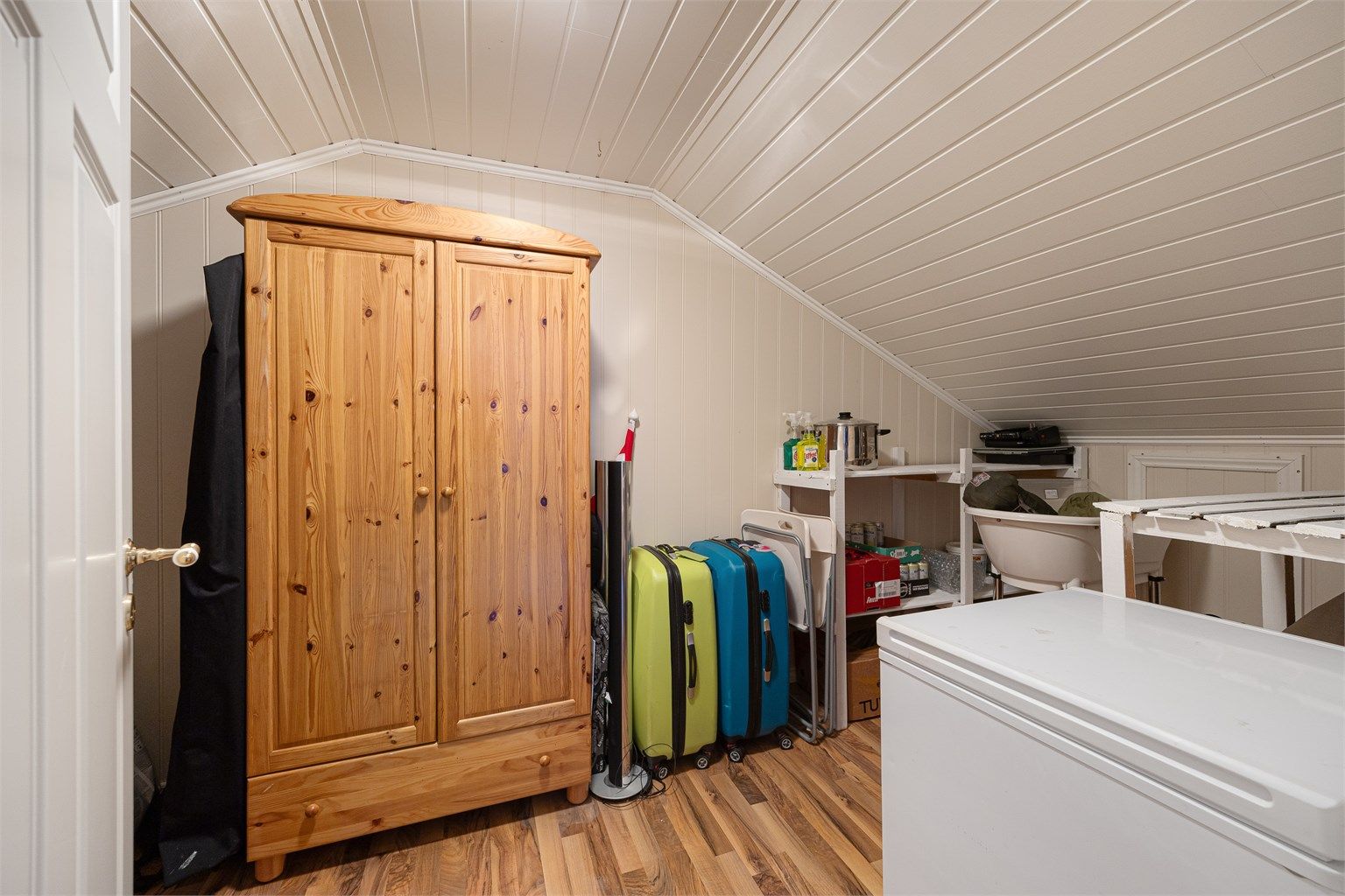I tilknytning til loftstuen er det en praktisk bod som gir god lagringsplass.