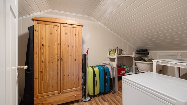 I tilknytning til loftstuen er det en praktisk bod som gir god lagringsplass.