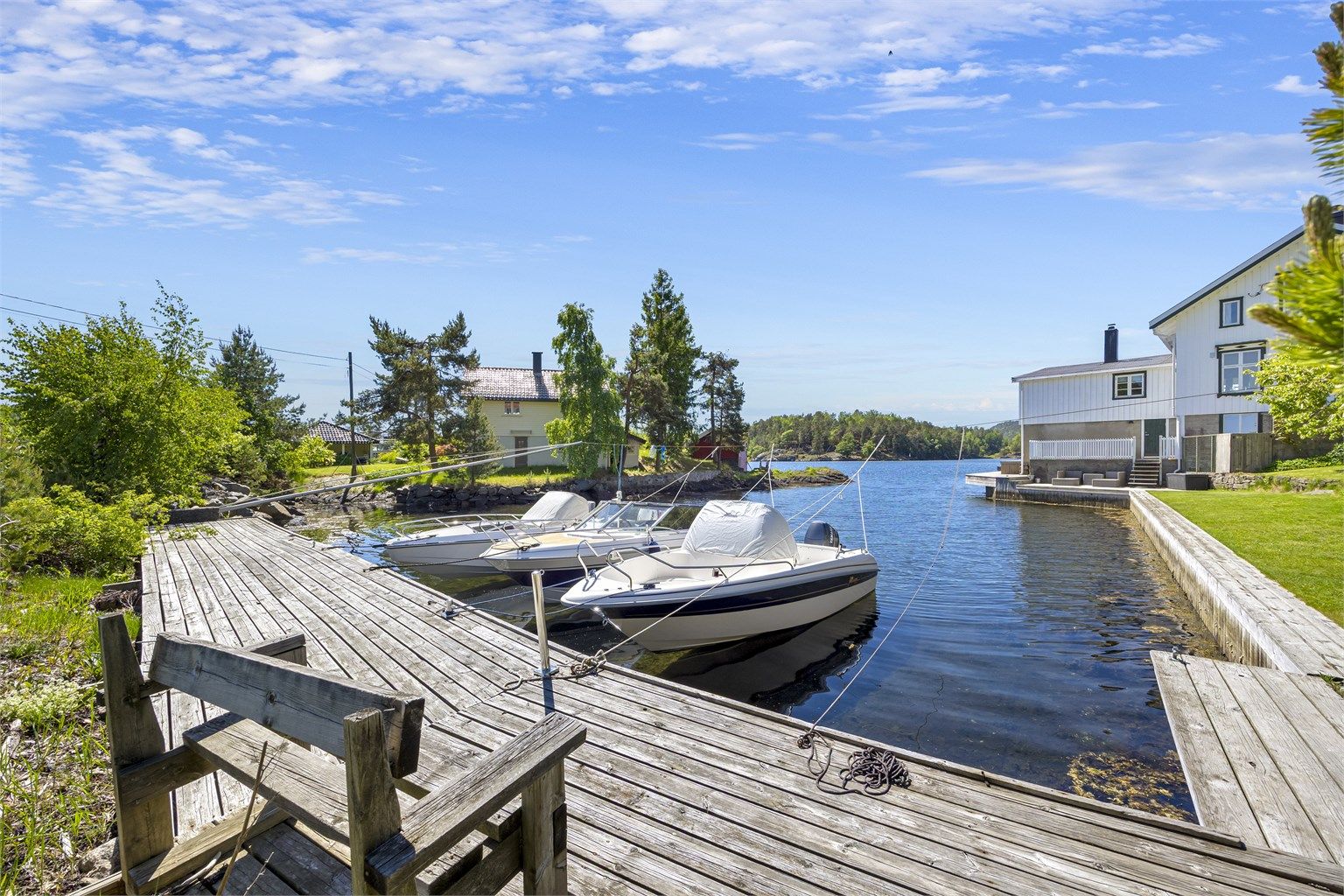 Eiendommen eier en bit av denne brygga med god plass til båt (er), kun få skritt fra huset. Her kan du nyte Sørlandets skjærgårdsliv.
Foto: Hallvard Rimereit