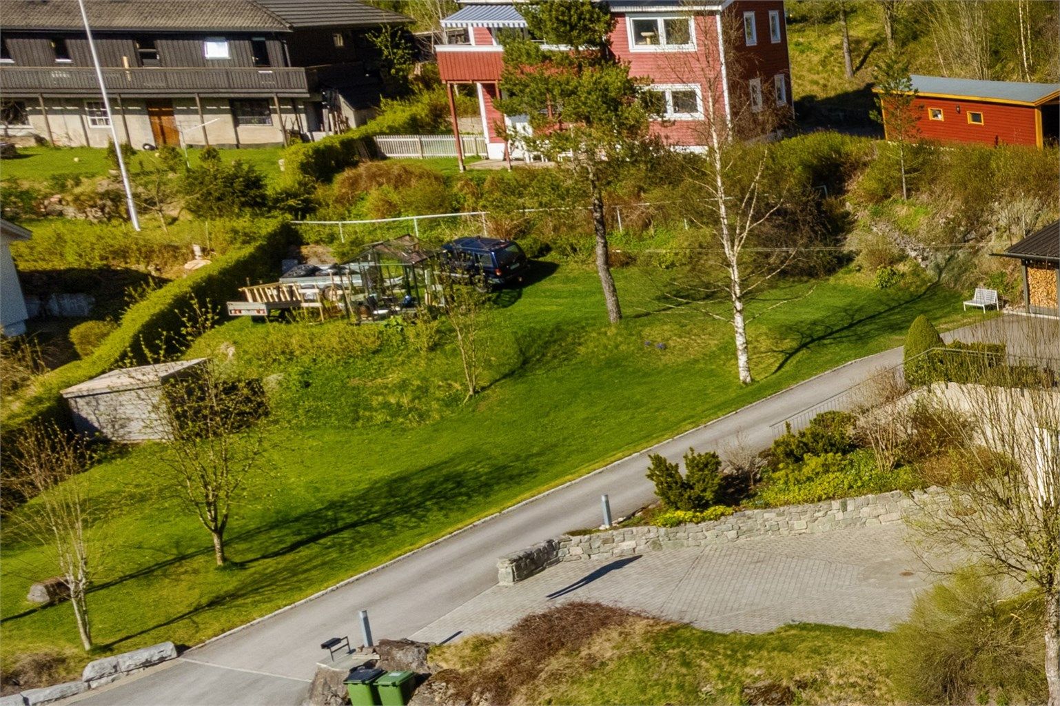 Drivhus på tomten er fjernet treskur på tomten er overbygge over gammel brønn som det er lagt lokk på