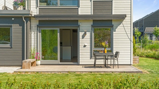 Terrassen på bakkeplan ble etablert i 2023 og har plass til sittegruppe.
