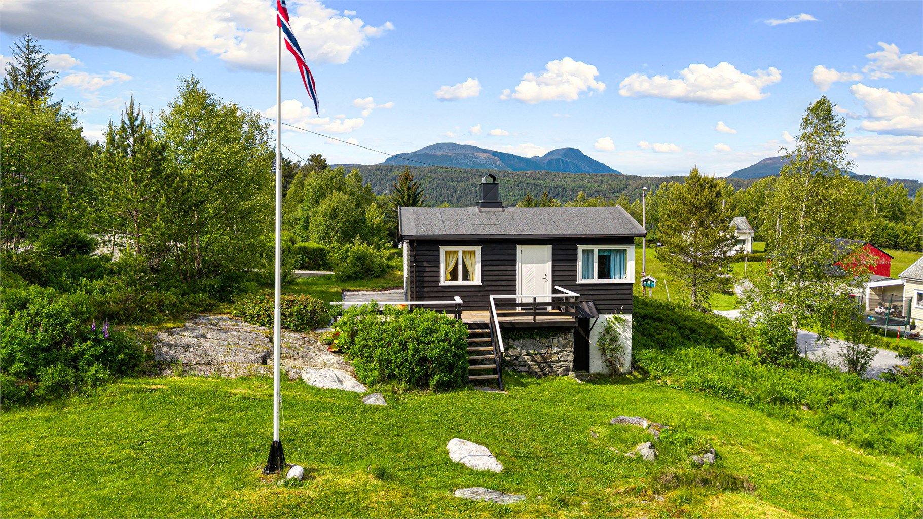 Pent opparbeidet uteområde og tomt med flott utsikt mot fjorden