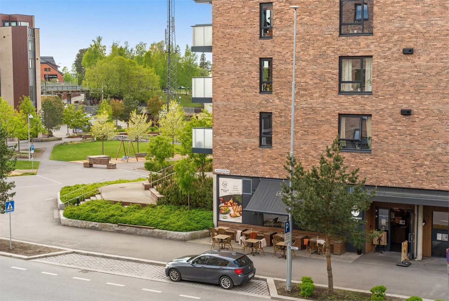 Fra leiligheten er det utsyn over et pent opparbeidet og rolig fellesområde.