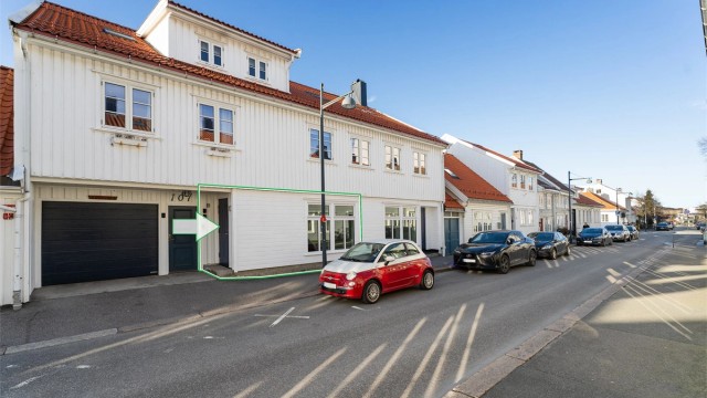 Helt ny kledning, isolasjon, dører og vinduer på alt i første etasje tilhørende leiligheten!