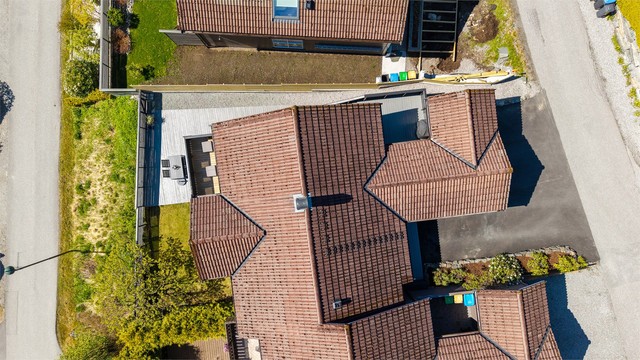 Oversikt over eiendommen og dens plassering i terrenget.