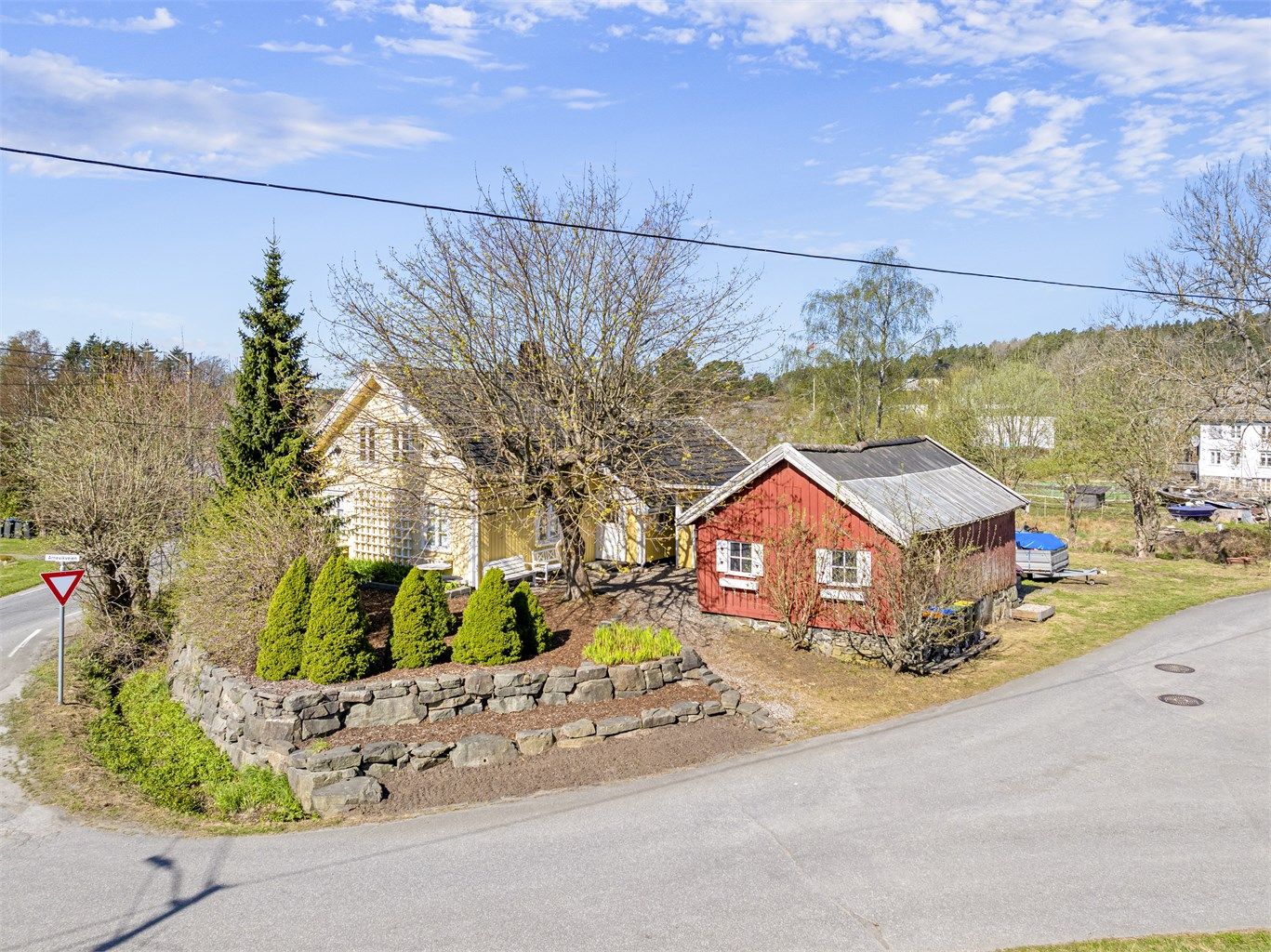 Nydelig eiendom med murer og beplantning