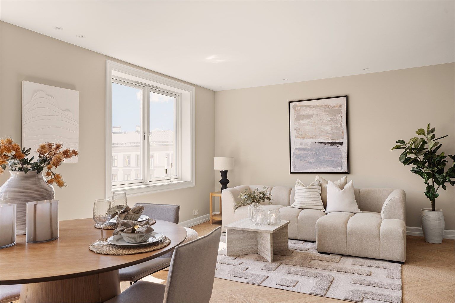 Stort sosialt oppholdsrom med naturlig plass for spisegruppe og sofahjørne. 