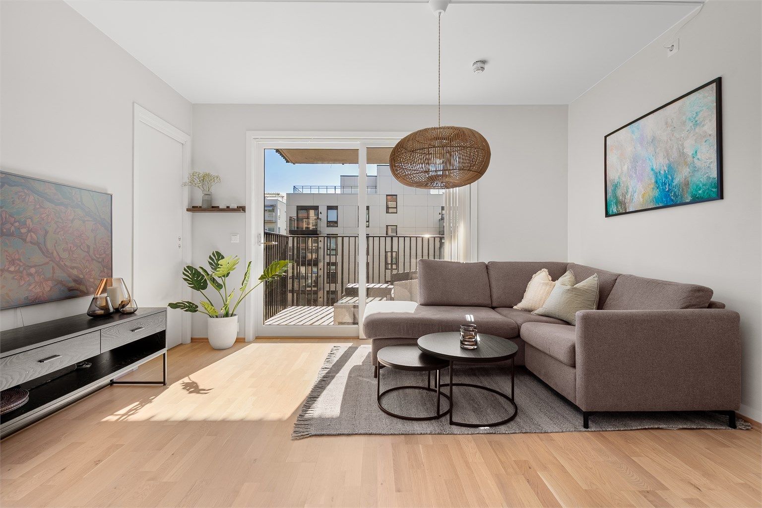 Stue med plass til sofagruppe med tilhørende salongbord.