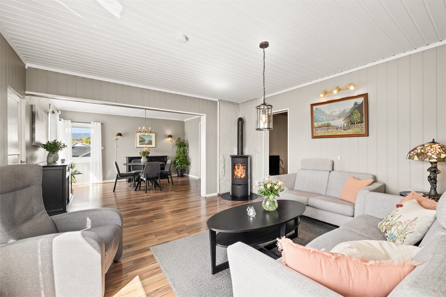 Stue/spisestue med sofaområde og spiseplass