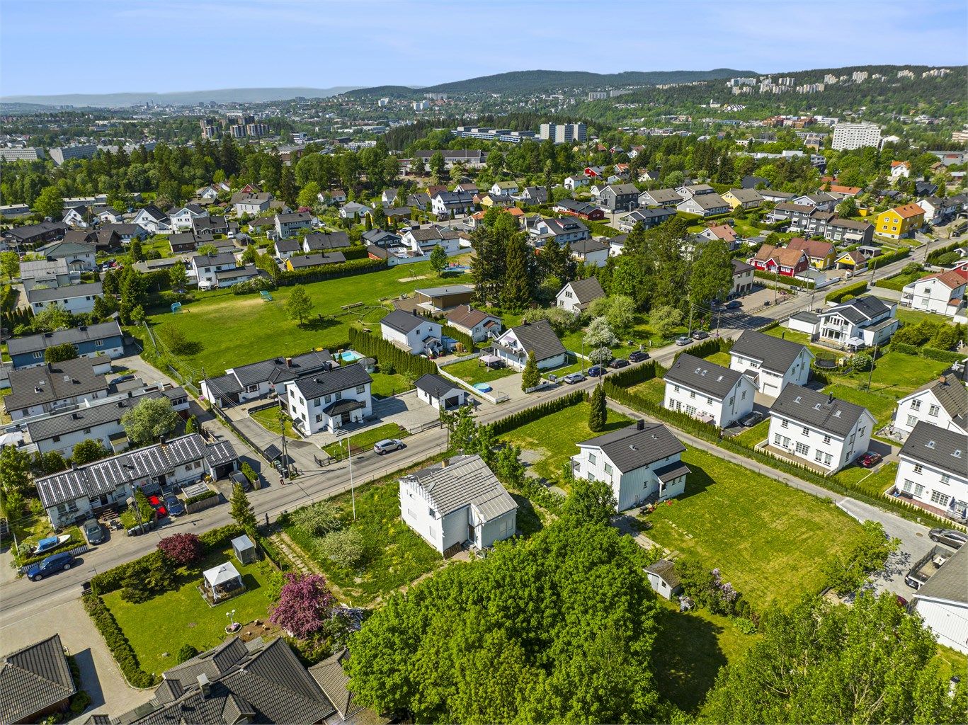 Tiltakene må være lovlig satt i gang innen tre år, ellers faller rammetillatelsen bort. Det betyr at arbeidene må være igangsatt i tilstrekkelig tid før fristen løper ut henholdsvis den 23.06.2026(riving) og 20.10.2026(eneboliger).