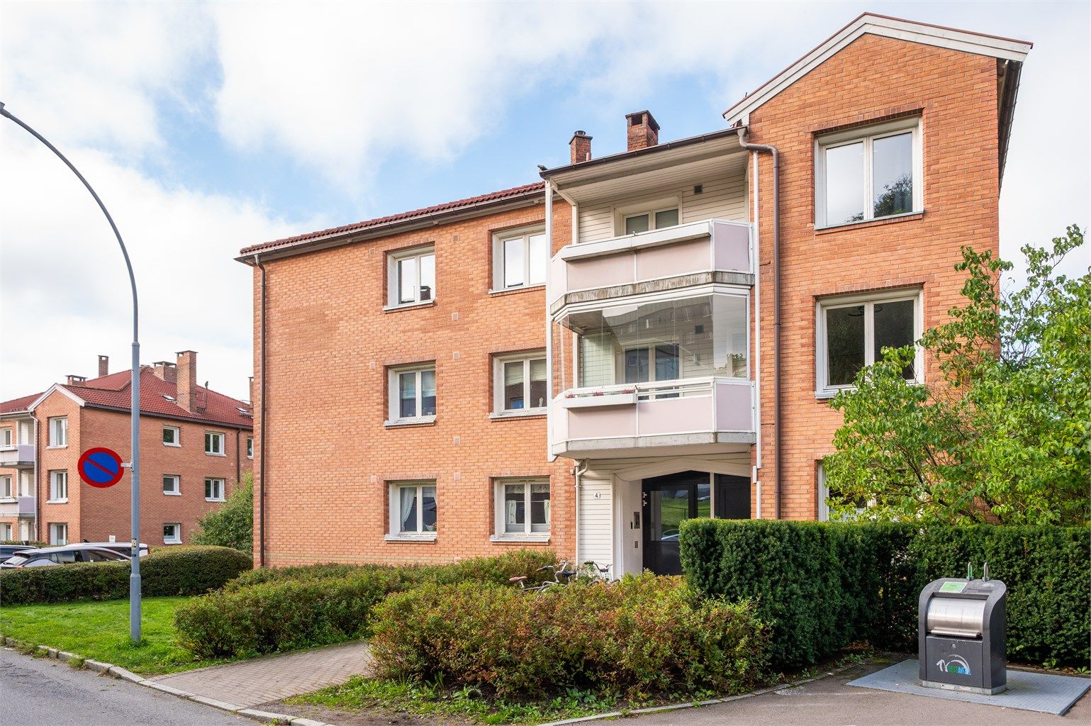 Her bor du i et rolig og grønt område med parkmessige utearealer, samtidig som du har kort vei til offentlig transport, servicetilbud og byens mange fasiliteter