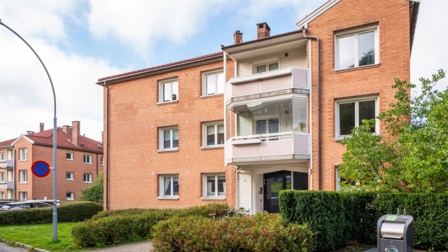 Bygget har fasader forblendet med teglstein og vinduer med 2-lags isolerglass fra 2002.