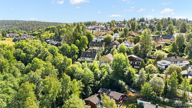 Her bor du med skogen rett utenfor døren og kort vei til turmuligheter.