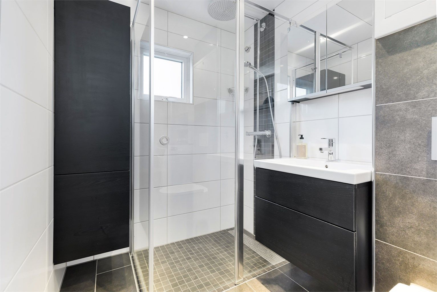 Stilrene detaljer og fin plass til oppbevaring.