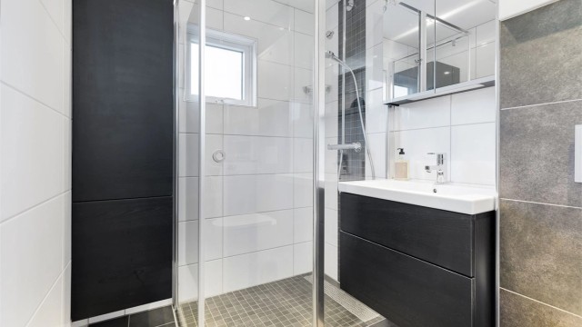 Stilrene detaljer og fin plass til oppbevaring.