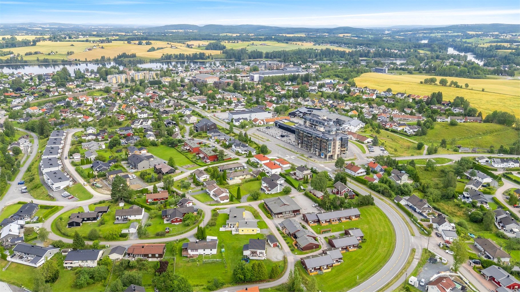 Nærområde. Leiligheten ligger meget sentralt til med kort avstand til butikker, servicetilbud, gode kollektivmuligheter, bademuligheter, flotte turmuligheter m.m. 