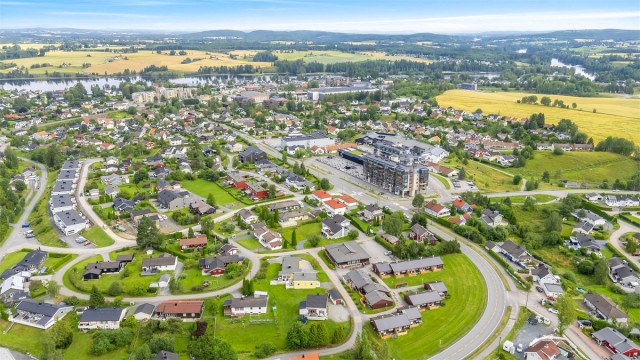 Nærområde. Leiligheten ligger meget sentralt til med kort avstand til butikker, servicetilbud, gode kollektivmuligheter, bademuligheter, flotte turmuligheter m.m.