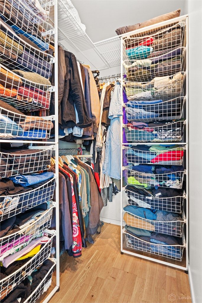 I tilknytning til hovedsoverommet ligger et praktisk walk-in closet.