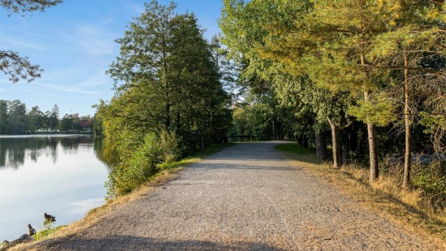 På fritiden kan du ta turen til flotte Bugårdsparken, en av Sandefjords mest brukte og innholdsrike aktivitetsparker, hvor du finner fasiliteter som svømmehall, fotballbaner, tennishall og ishall, i tillegg til den sjarmerende andedammen omgitt av tursti.