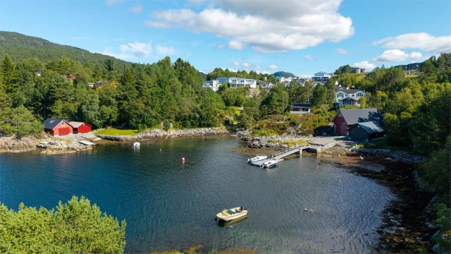 Det er kort vei ned til sjøen, svaberg og Havnevika.