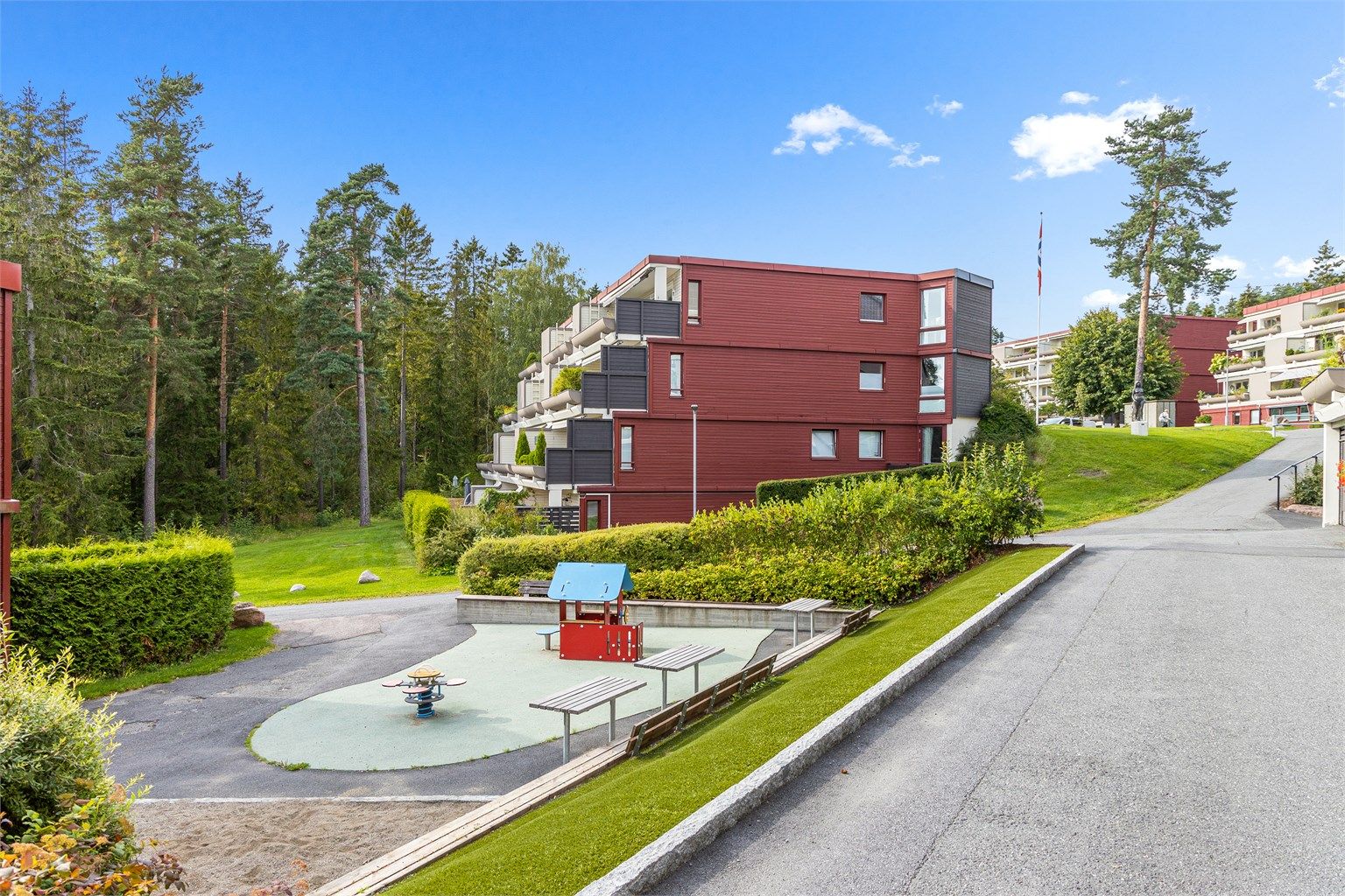 Leiligheten er tilknyttet Østre Kragskogen Sameie som består av 223 boligseksjoner, 4 næringsseksjoner og 1 garasjeseksjon.