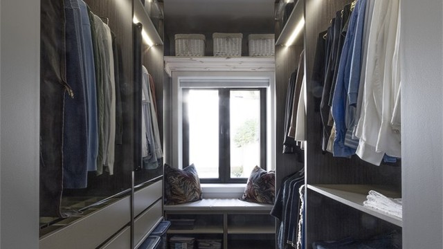 tilhørende walk-in-closet som sørger for rikelig med oppbevaringsplass.