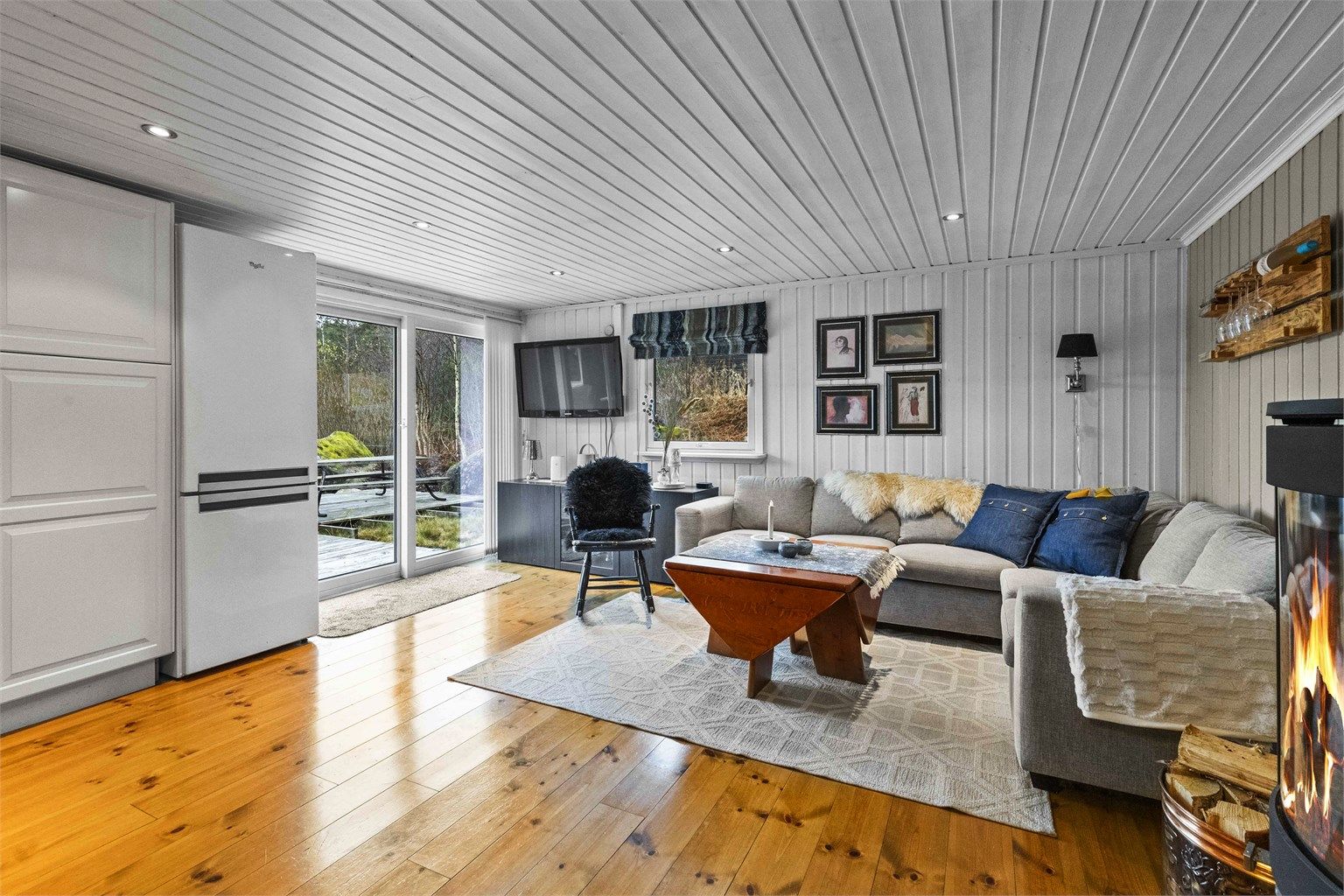 Fra stua er det utgang til stor solrik og usjenert terrasse.