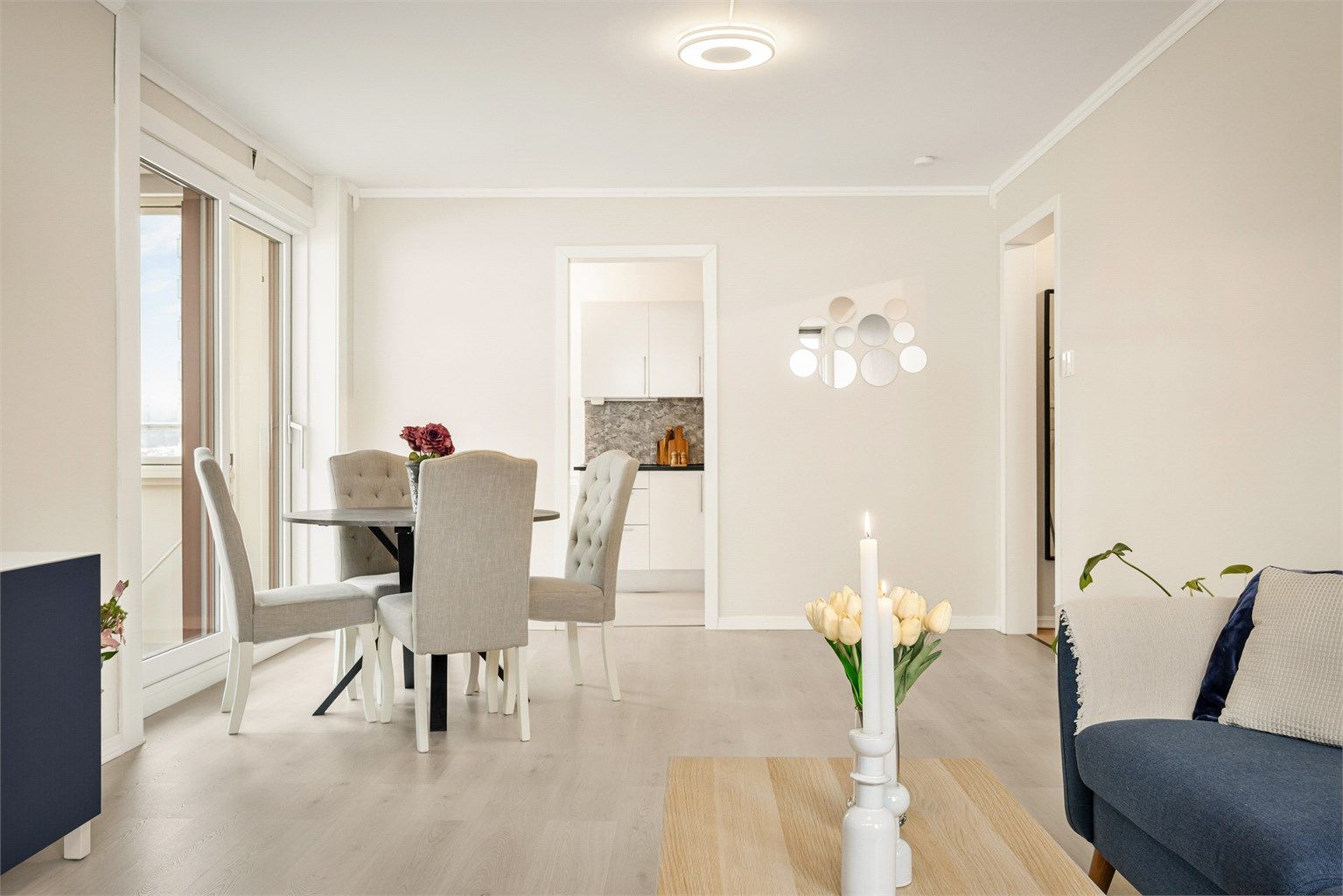 Fra stuen er det direkte utgang til balkongen via en skyvedør som ble skiftet rundt 2020.