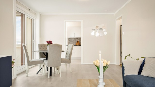 Fra stuen er det direkte utgang til balkongen via en skyvedør som ble skiftet rundt 2020.