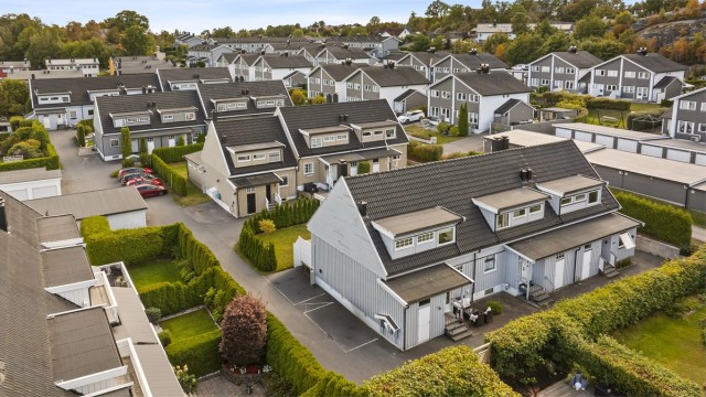 Eiendommen ligger tilbaketrukket i en blindvei uten gjennomgangstrafikk.
Foto: Fotograf Magik