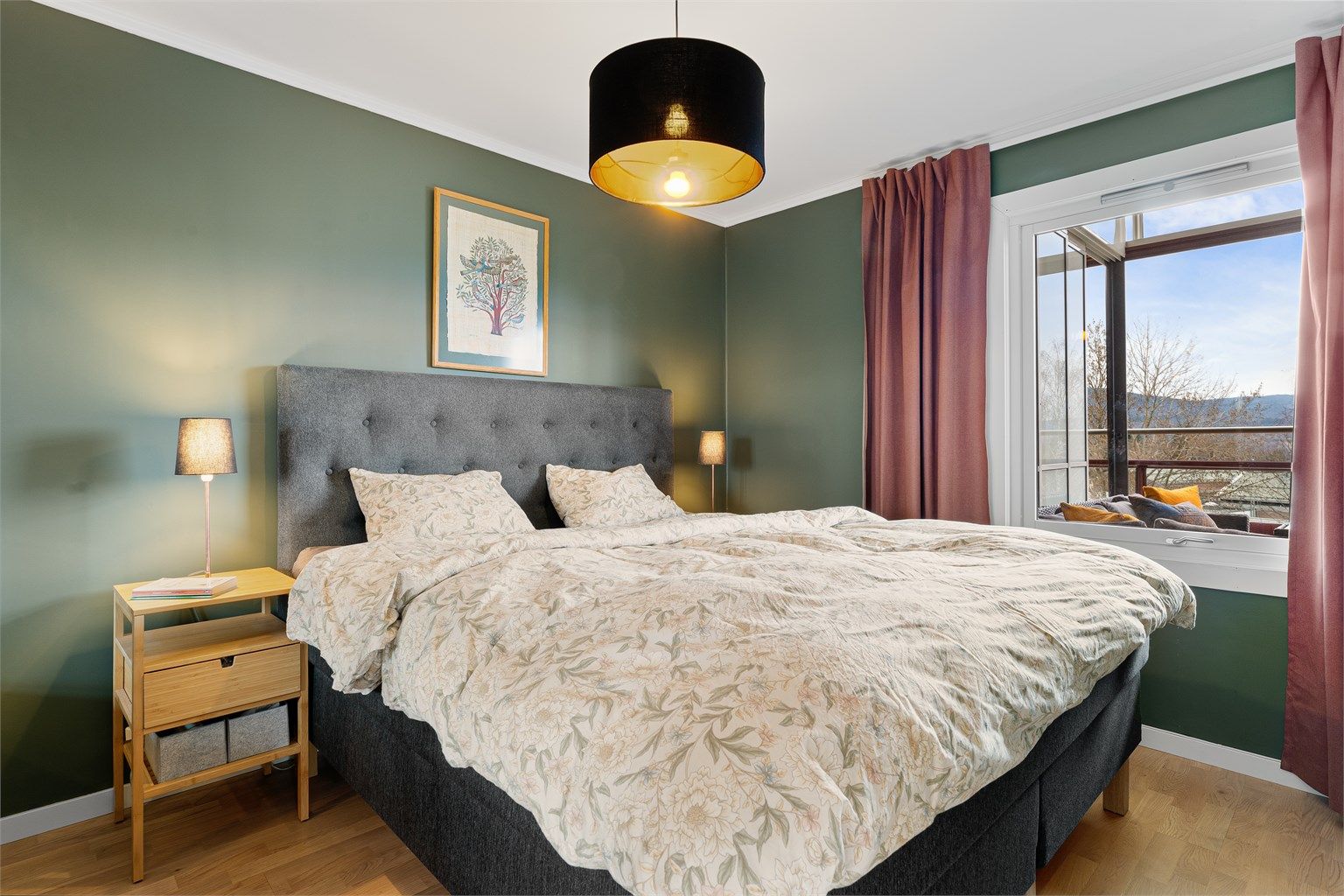 Hovedsoverommet har god plass til dobbeltseng og tilhørende møblement.