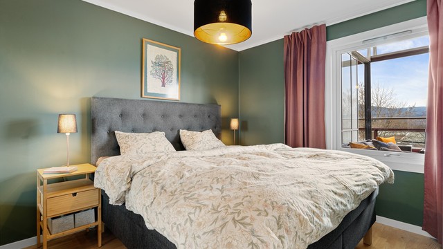 Hovedsoverommet har god plass til dobbeltseng og tilhørende møblement.