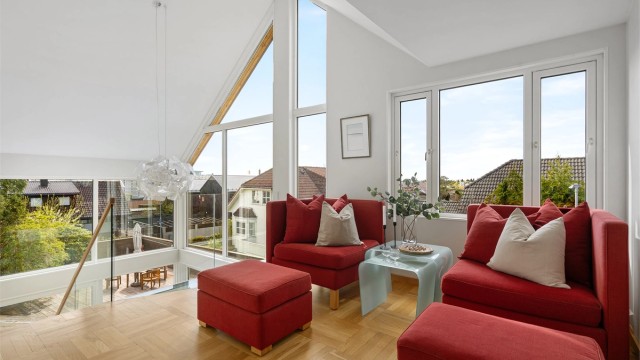 Videre fra stue kommer man til vinterhagen som går over to plan. Høy himling, glassfasade og et flott rom. Her kan man møblere med sittegruppe i begge etasjer og det er trapp mellom etasjene.