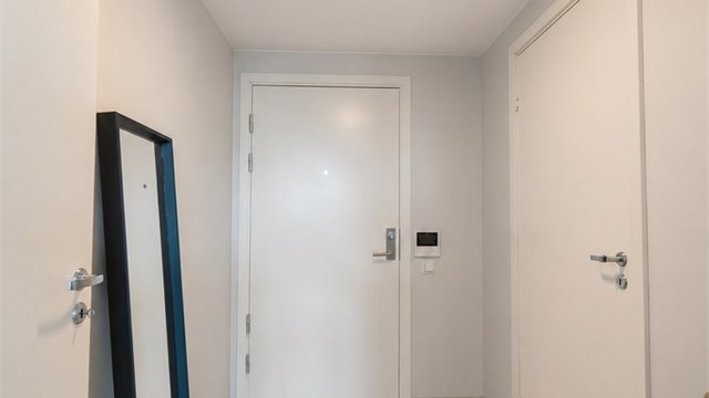 Du blir tatt i mot i en romslig gang hvor du kan henge fra deg klær og sette fra deg sko. Du har også plass til en benk.