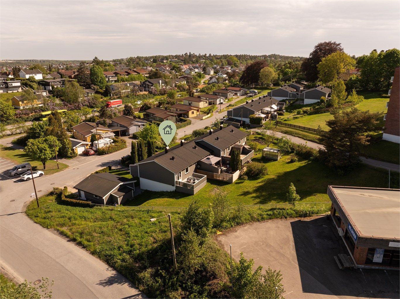 Boligen utgjør husrekkens nordre ende og har grøntareal på alle yttersider i tillegg til både balkong og terrasse. Fotograf; Kristoffer Kristiansen.