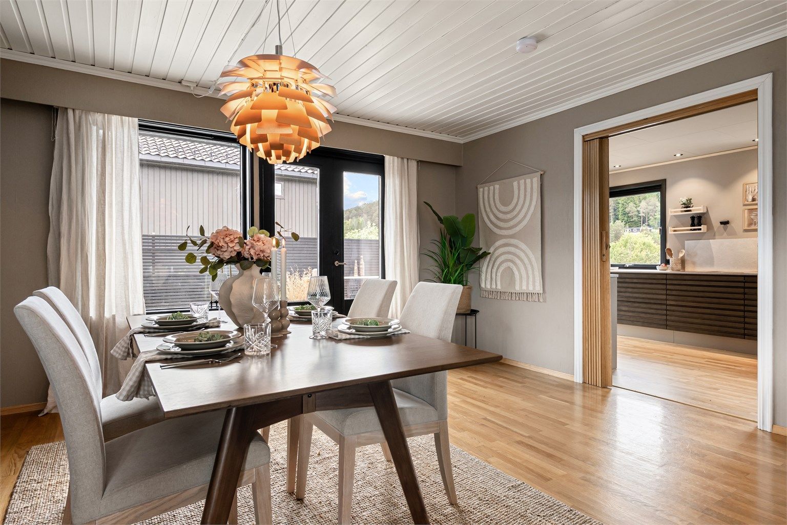Fra spisestuen er det direkte utgang til en nordvendt terrasse.