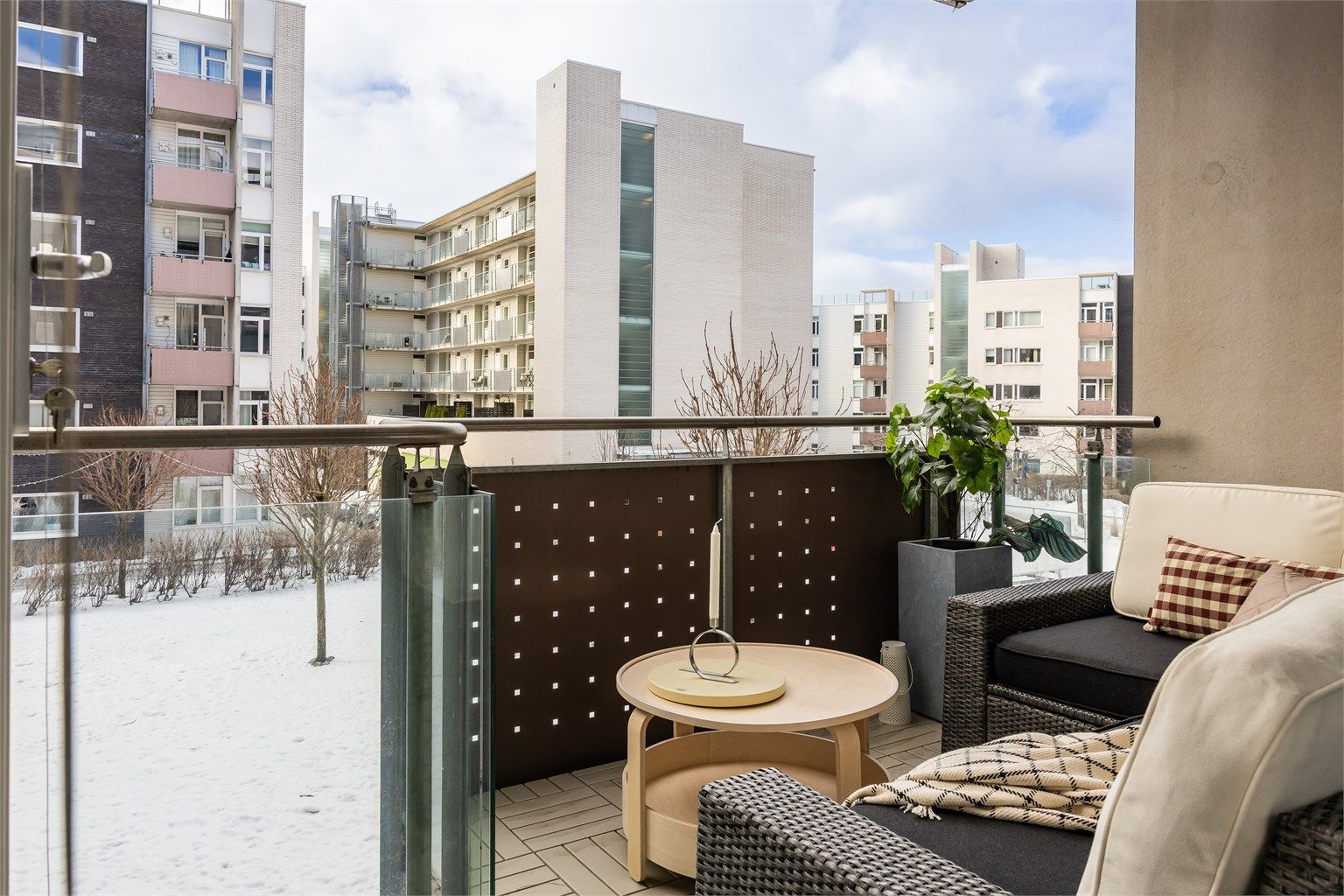 I tillegg til balkong finnes det også en stor, felles takterrasse til glede for beboerne med svært gode solforhold og flott utsikt over byen!