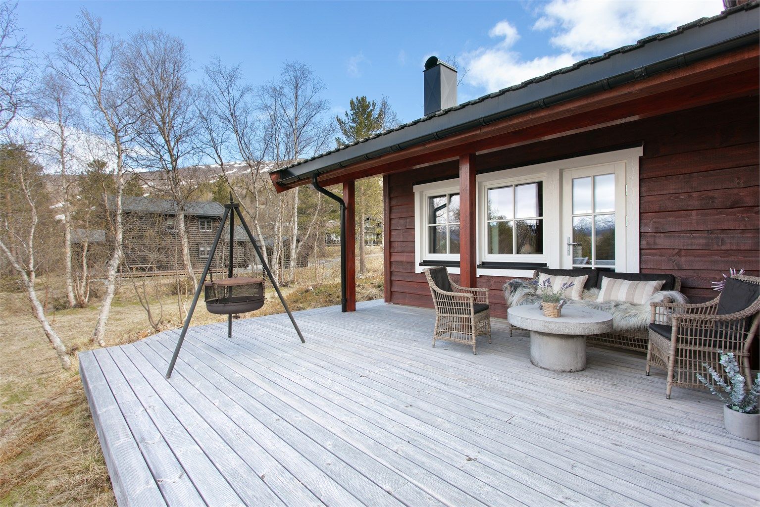 Den store terrassen omkranser store deler av hytta, og gir mulighet for å finne både sol og skygge.