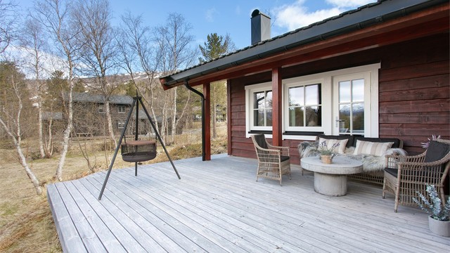 Den store terrassen omkranser store deler av hytta, og gir mulighet for å finne både sol og skygge.